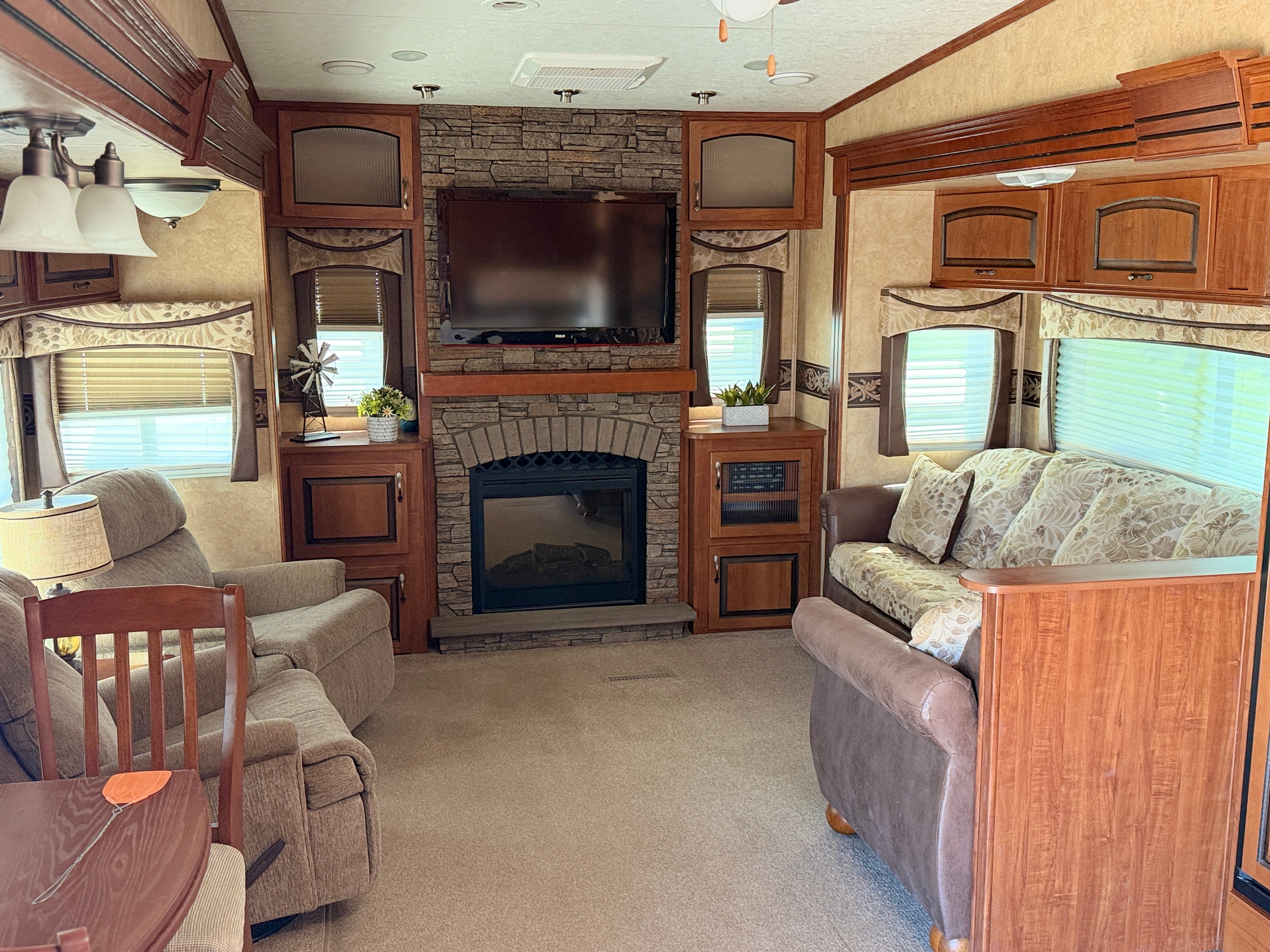 2011 JAYCO 351RLTS Base